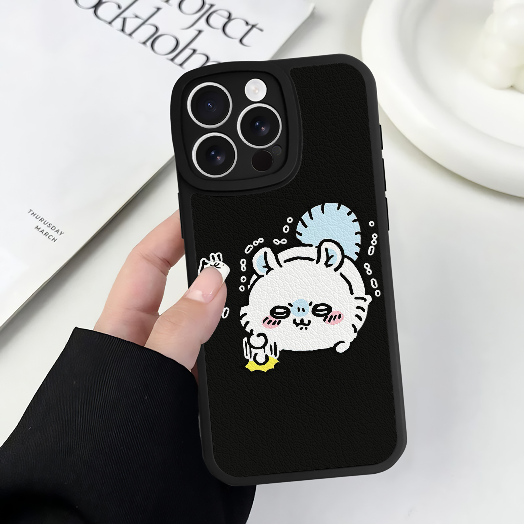 （画像用） ちいかわ モモンガ Chii-kawa Momonga 【iPhone 16シリーズ対応】シリコンスマホケース（レザー調） 材質：シリコン